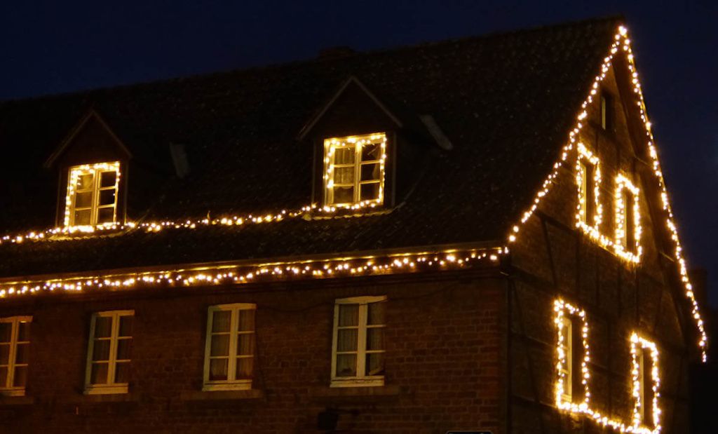 Уличные гирлянды для украшения дома