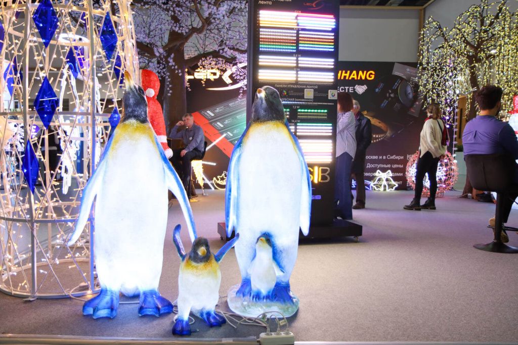 Семья неоновых пингвинов